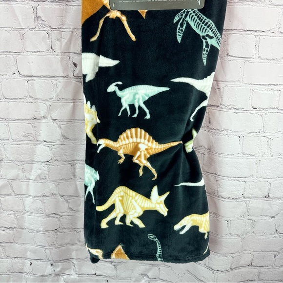 NWT Fossil Hunt Black and Tan Dinosaur skeleton plush throw Blanket - Picture 3 of 4